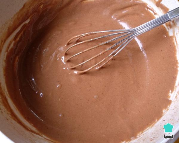  Receta para pastel de chocolate con relleno de leche Nido para cumpleaños - Paso 3 