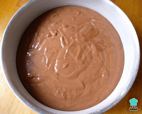  Receta para pastel de chocolate con relleno de leche Nido para cumpleaños - Paso 4 