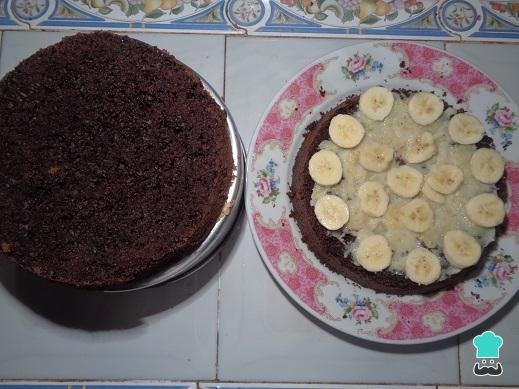 Receta de pastel de chocolate con relleno de plátano